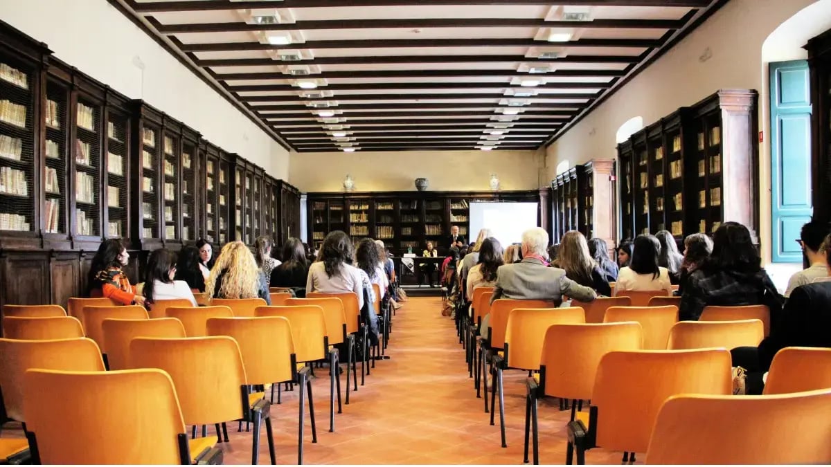 Bijeenkomst met zittende toehoorders in mooie zaal