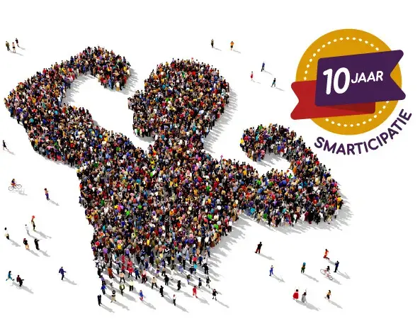 Man met spierballen plus Smarticipatie bestaat 10 JAAR website header.